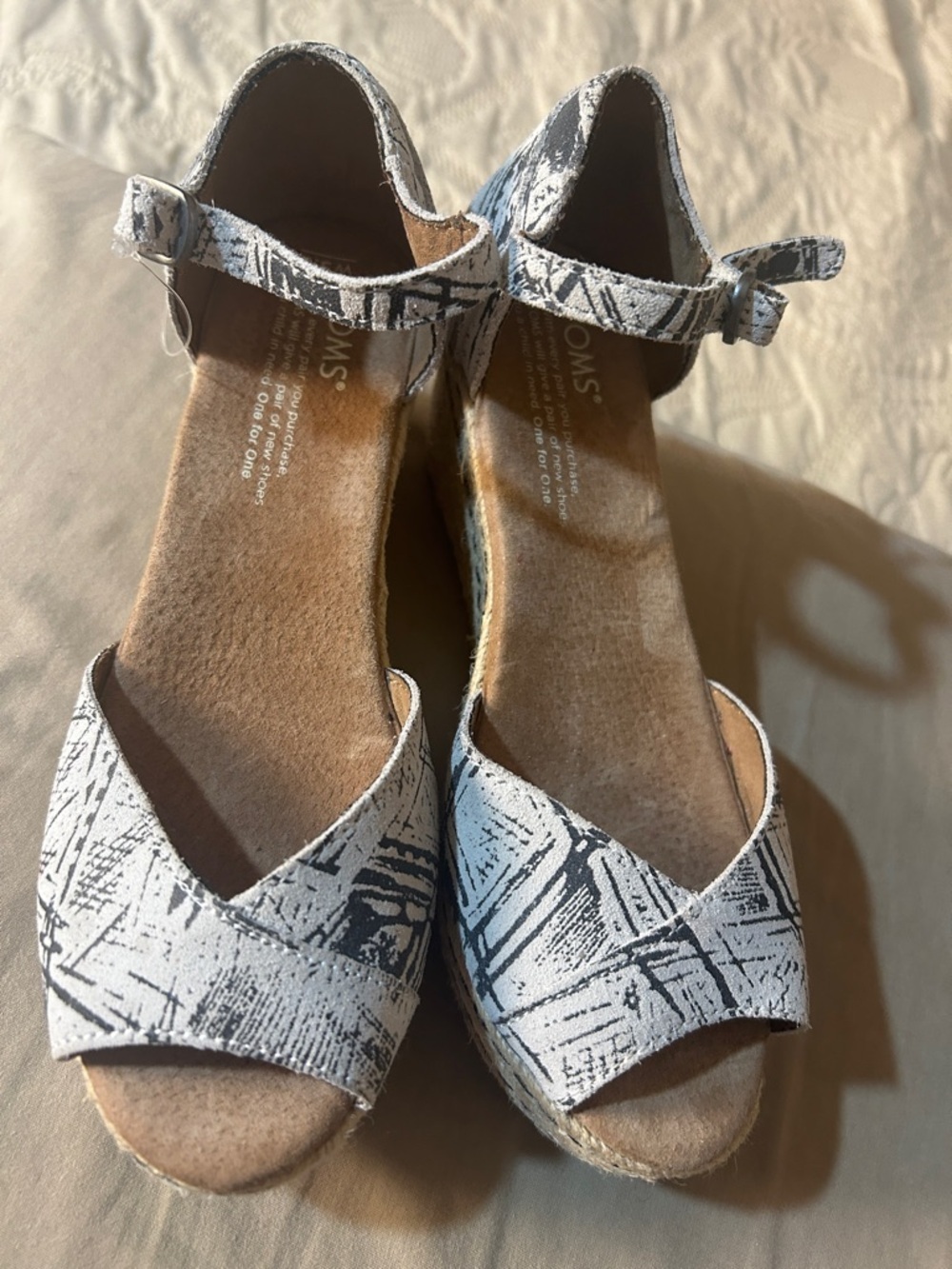 NEW TOMS Womens Grey Suede Scratch Espadrille Platform Wedge Sandal US 5.5W - Picture 2 of 6